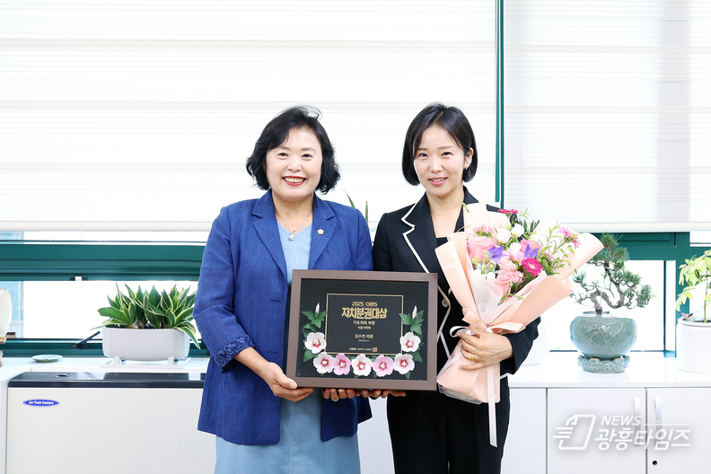 (왼쪽부터) 오인열 의장과 김수연 의원