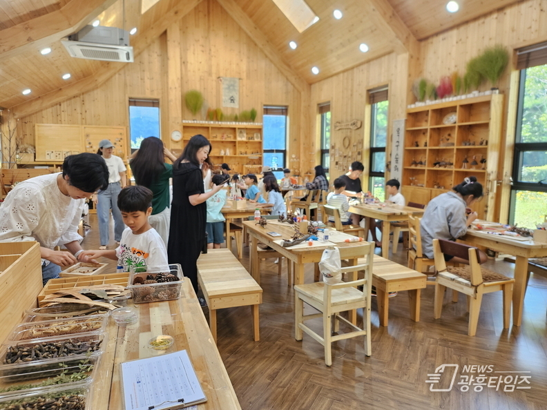 자연공방 체험을 하고 있는 시민들