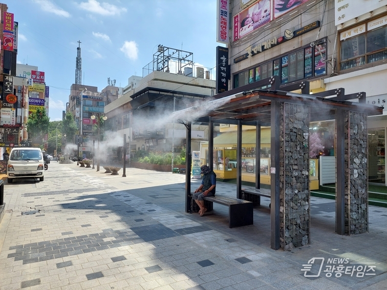 철산상업지구 로데오거리(철산동 528 일원) 동측에 설치된 쿨링포그