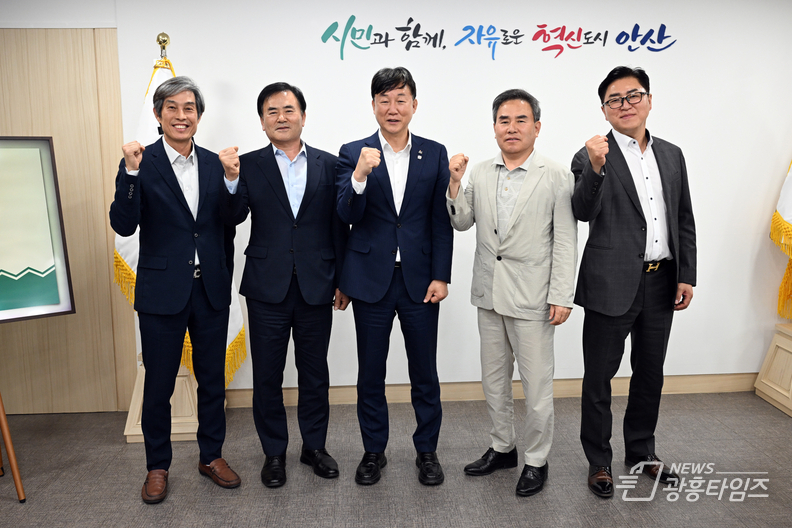 이민근 안산시장(왼쪽 세번 째)이 지난 5월 2일 팔곡일반산업단지 협의회와 팔곡산업단지 조성 관련 간담회를 진행하고 함께 기념촬영을 하고 있다.
