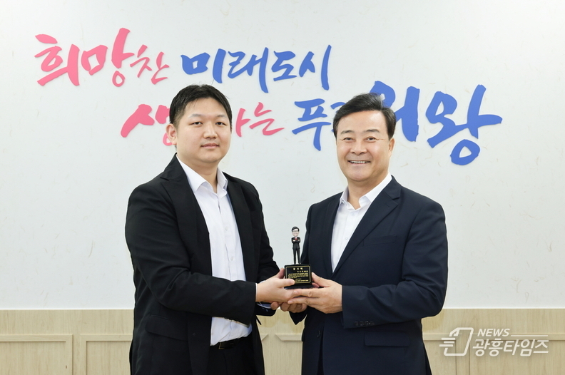 의왕시 고천제일풍경채 아파트 입주예정자협의회 감사패 수여_좌 최성식 고천제일풍경채아파트 입주예정자 협의회장 우 김성제 의왕시장