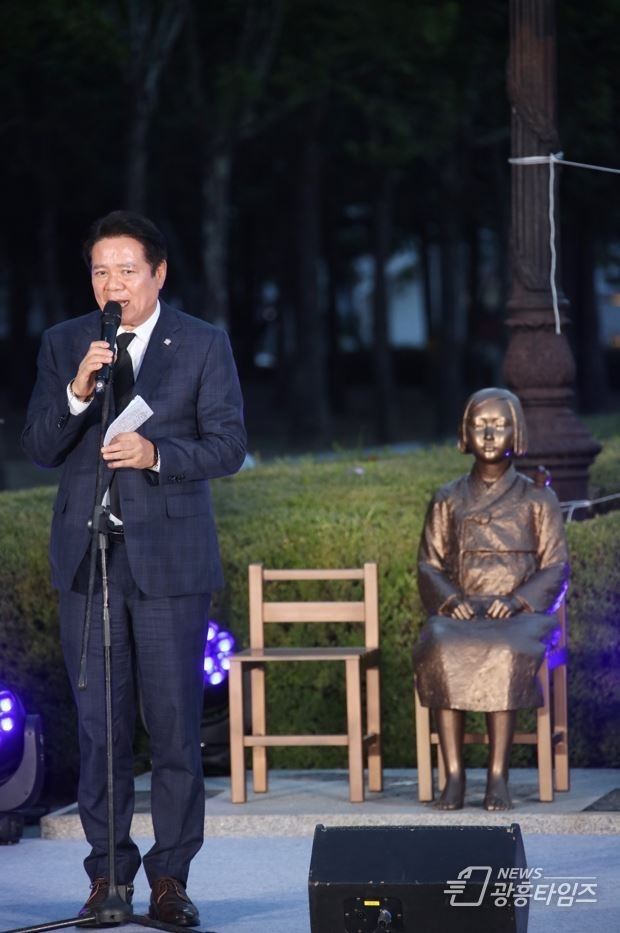 지난해 8월 10일 기림의 날을 앞두고 열린 행사에서 최대호 안양시장이 시민들에게 인사말을 하고 있다 