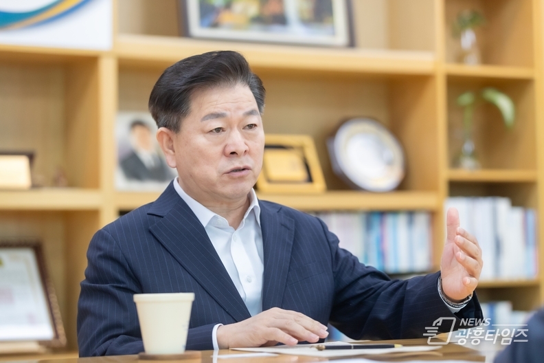 박승원 광명시장이 지난 6일 시장실에서 언론과 인터뷰를 하고 있다.