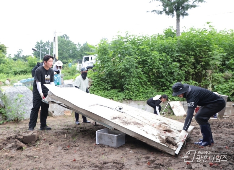 시흥시 공직자 40여 명, 가평군 수해복구 현장 찾아 구슬땀