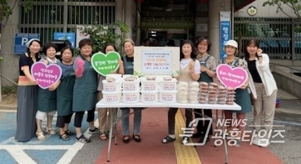 광명시 하안4동 지역사회보장협의체는 11일 익명의 기탁금으로 마련한 재료로 직접 삼계탕을 조리해 취약계층 50가구에 전달하는 ‘이웃과 함께하는 삼계탕 한 그릇’ 행사를 개최했다.