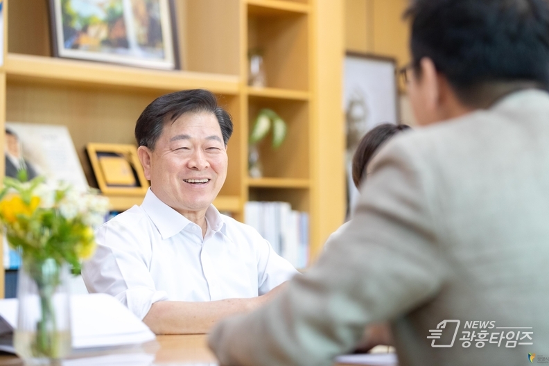 박승원 광명시장이 지난 6월 시장실에서 열린 민생안정지원금 효과분석 연구용역 착수보고회에서 연구원들과 소통하고 있다.
