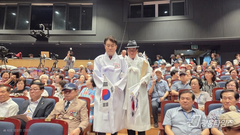 임경주 광복회장과 입장하는 하은호 군포시장