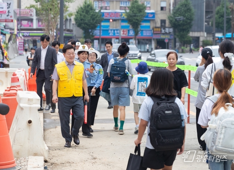 박승원 광명시장이 18일 아침 광명초등학교 임시 통학로를 찾아 등굣길 안전지도를 하고 있다.