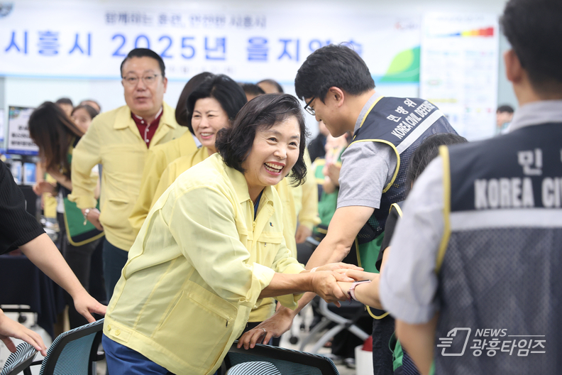 을지연습 근무자 격려중인 오인열 의장