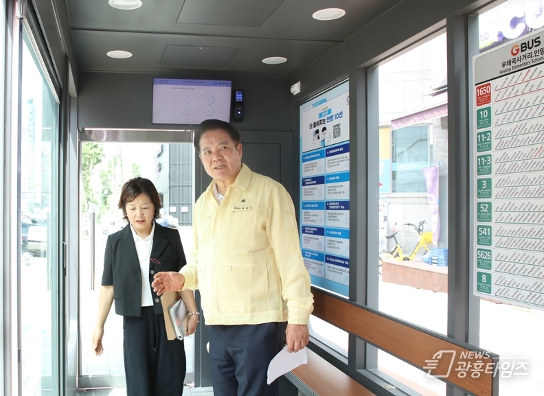 최대호 안양시장이 지난 20일 안양5동의 스마트 버스정류장을 방문해 시설을 둘러보고 있다 