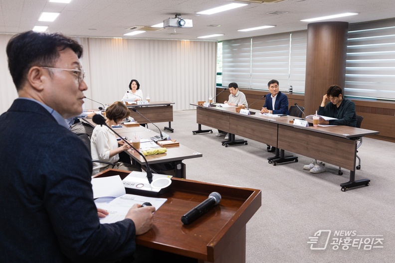 의원연구단체 ‘너와 나의 연결고리’가 21일 시의회 대회의실에서 「상호문화도시 안산시의 사회적 통합을 위한 연구용역」 중간보고회를 개최했다.