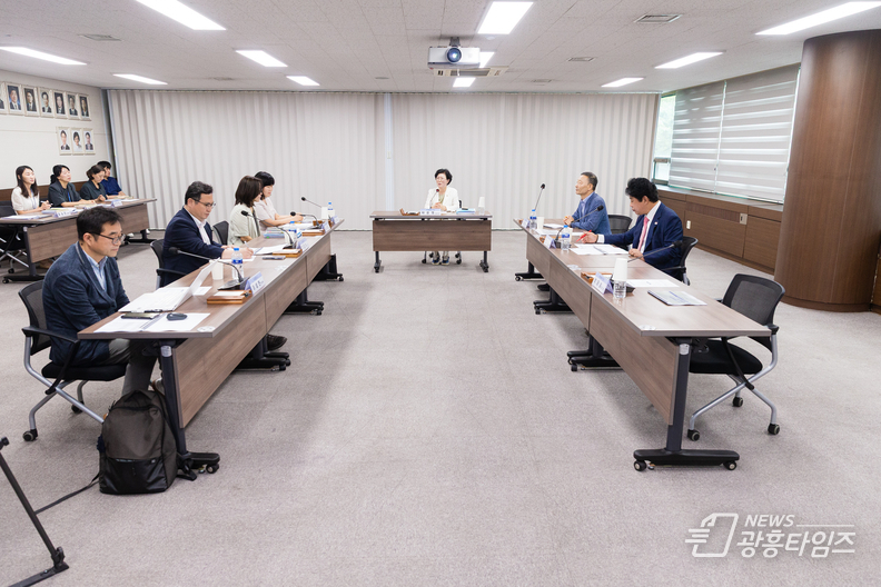 의원연구단체 ‘페어플레이 안산’이 지난 21일 의회 3층 대회의실에서 「안산시 직장운동경기부 발전 방향 모색」 연구용역 중간보고회를 개최했다.