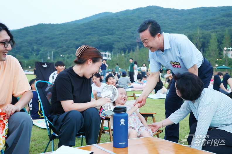 의왕시,'2025 우리동네 돗자리 영화관'첫 상영 성황리 개최