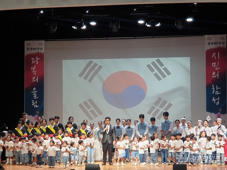 8월 23일 시흥ABC행복학습타운에서 열린 광복 80주년 기념 공연 행사 중 시흥시민들이 참여한 세대 공감 무대 현장