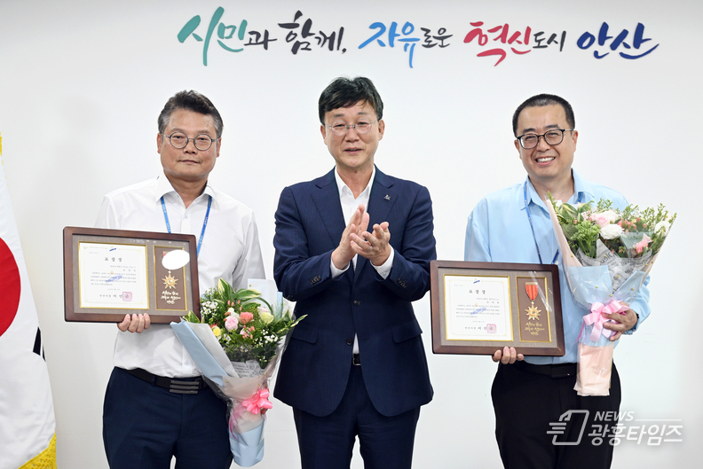 이민근 안산시장(가운데)이 모범 시민 표창장을 수여하고 수상자들과 함께 기념촬영을 하고 있다.