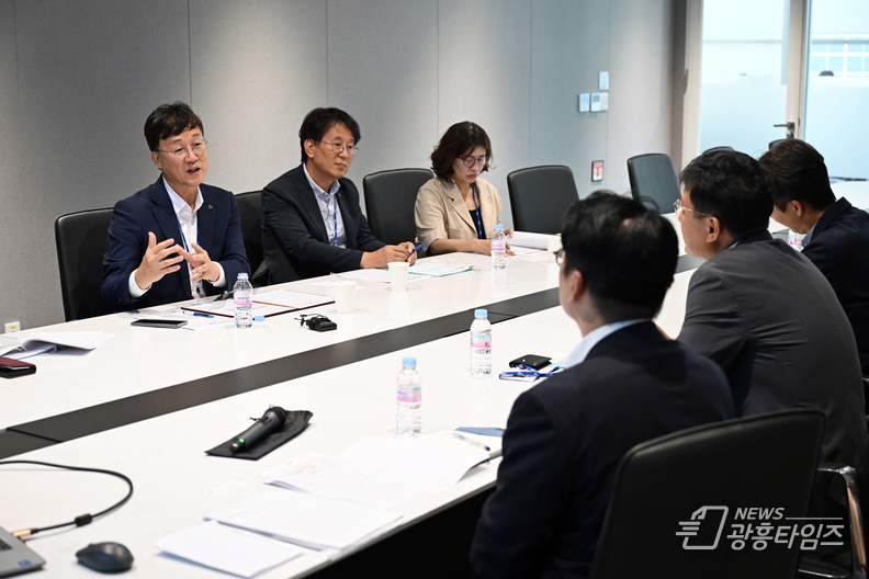 이민근 안산시장(왼쪽 첫번째)이 글로벌 반도체 소재 전문기업 ‘인테그리스 코리아 테크놀로지(KTC)’를 방문, 현장에서 간담회를 진행하고 있다.
