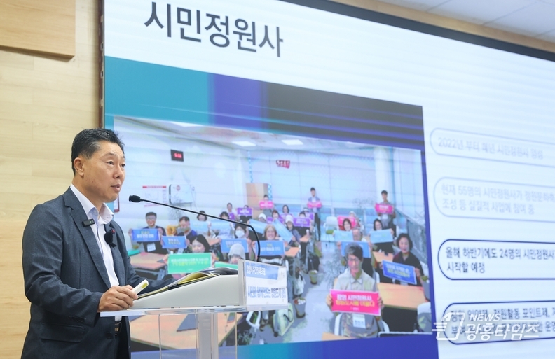 김원곤 도시주택국장이 27일 시청 중회의실에서 열린 정책브리핑에서 '시민과 함께 만드는 정원도시 광명'에 대해 설명하고 있다.