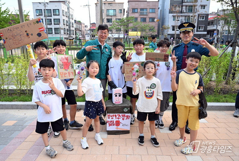 이민근 안산시장(뒷줄 왼쪽 세번째)이 도깨비 원정대 학생들과 캠페인을 진행하며 기념촬영을 하고 있다.