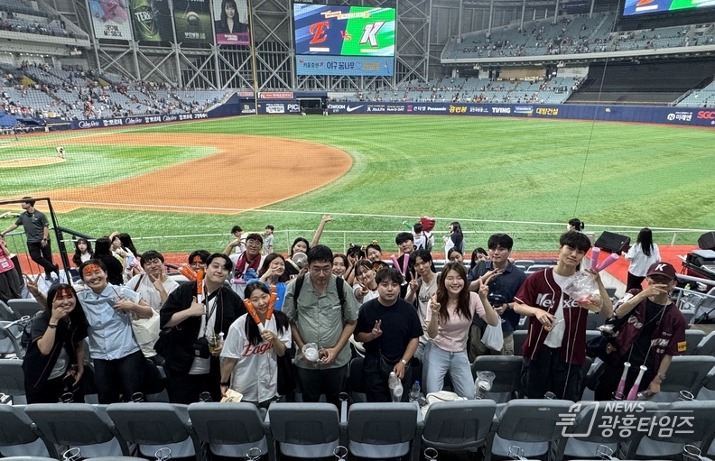 지난 26일과 27일 고척스카이돔에서 '광명 야구 메이트'를 진행하고 기념사진을 촬영하고 있다.