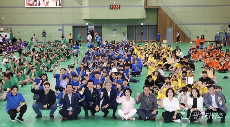 정순욱 광명시 부시장(사진 첫줄 왼쪽 다섯 번째)이 30일 광명시민체육관에서 개최한 '제12회 광명시 지역아동센터 아동청소년 축제'에 참석해 관내 아동청소년들과 기념사진을 촬영하고 있다.