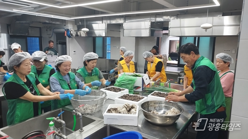 광명시새마을부녀회·협의회, '우리동네 행복밥상' 두 번째 나눔 행사 가져