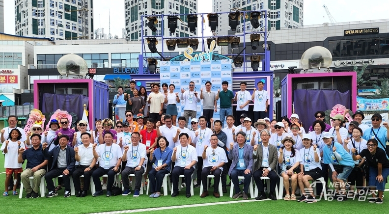 제4회 시흥시장배 국제서핑 대회 참가선수 및 관계자들의 기념촬영