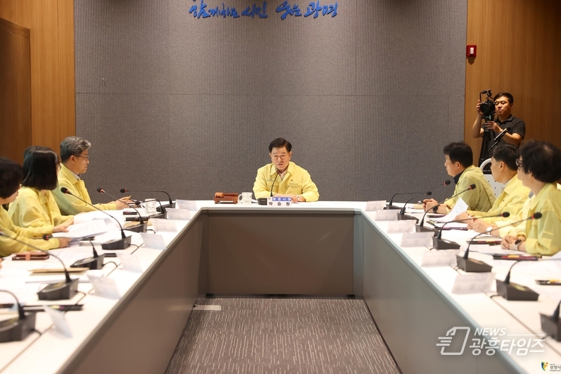 박승원 광명시장이 지난 8월 시청 컨퍼런스룸에서 열린 소하동 아파트 화재 관련 현안회의를 주재하고 있다.
