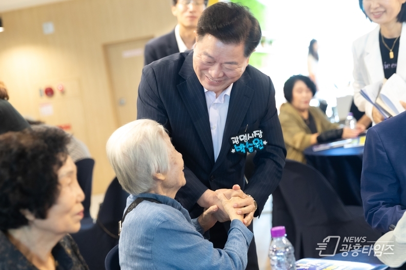 박승원 광명시장이 지난 13일 일직동 주민자치센터에서 열린 ‘2025년 일직동 주민총회’에 참석해 주민과 인사하고 있다.