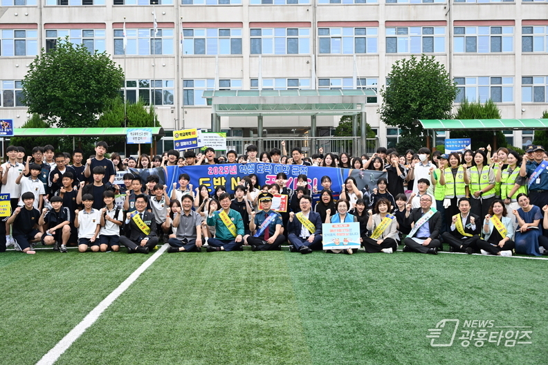 이민근 안산시장(맨 앞줄 왼쪽 일곱번째)이 원곡중학교에서 청소년 도박 예방을 위한 캠페인을 진행하고 참여자들과 기념촬영을 하고 있다.