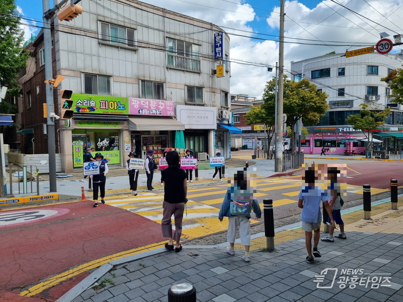 로보캅순찰대와 경찰이 18일 관내 초·중학교 등하굣길 특별 합동 순찰을 진행하고 있다.