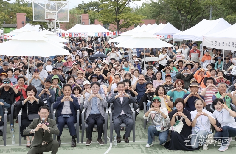 박승원 광명시장이 지난 20일 한내천 농구장 일대에서 진행한 '제12회 소하1동 한내축제'에 참석해 기념사진을 촬영하고 있다.