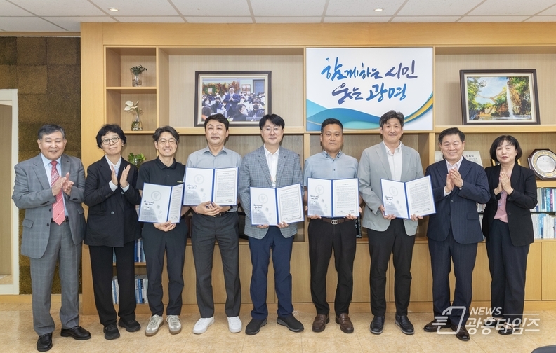 박승원 광명시장(사진 왼쪽 여덟 번째)이 22일 관내 5개 의료기관과 퇴원환자 연계를 위한 업무협약(MOU)을 체결하고 기념사진을 촬영하고 있다.