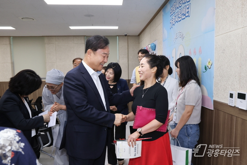 장애인가족센터 10주년 기념식_김성제 시장 센터 관계자 격려