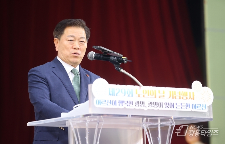 제29회 노인의 날_축사를 하고 있는 박승원 시장 