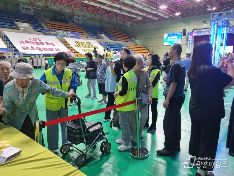 우루루시민안전봉사단, 광명시 제29회 노인의 날 안전 봉사활동 펼쳐