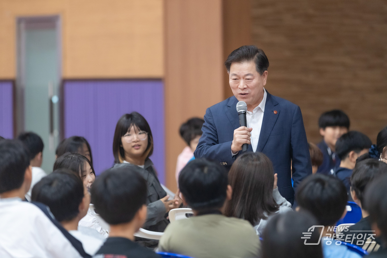 박승원 광명시장, 학생들에게 꿈과 도전의 가치 전해... 광명서초 ‘명예 교사’로 진로 특강