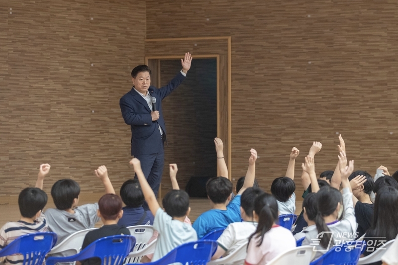 박승원 광명시장, 학생들에게 꿈과 도전의 가치 전해... 광명서초 ‘명예 교사’로 진로 특강