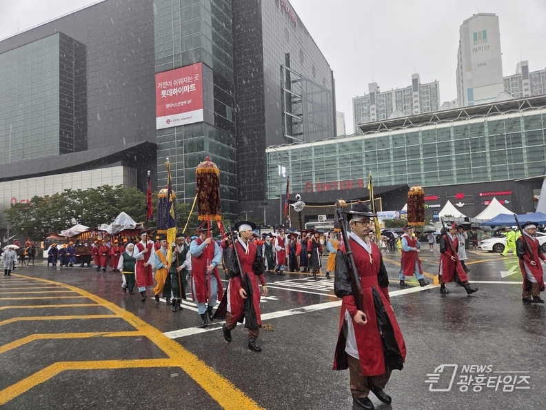 지난 28일, 서울 경복궁에서 출발해 수원 화성, 화성 융릉까지 이어지는 ‘2025 정조대왕 능행차 공동재현’ 대장정이 성황리에 마쳤다.