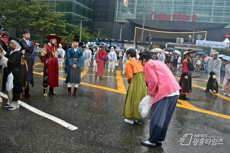 지난 28일, 서울 경복궁에서 출발해 수원 화성, 화성 융릉까지 이어지는 ‘2025 정조대왕 능행차 공동재현’ 대장정이 성황리에 마쳤다.