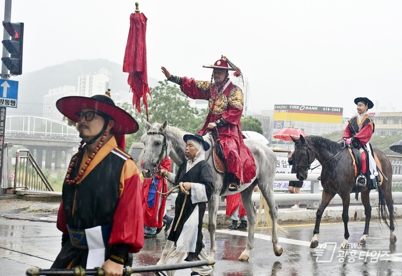 지난 28일, 서울 경복궁에서 출발해 수원 화성, 화성 융릉까지 이어지는 ‘2025 정조대왕 능행차 공동재현’ 대장정이 성황리에 마쳤다.