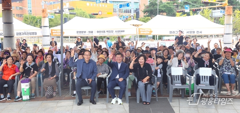 박승원 광명시장(사진 맨 앞 가운데)이 지난 27일 달맞이어린이공원에서 열린 '2025년 하안3동 문화예술축제'에 참석해 기념사진을 촬영하고 있다.
