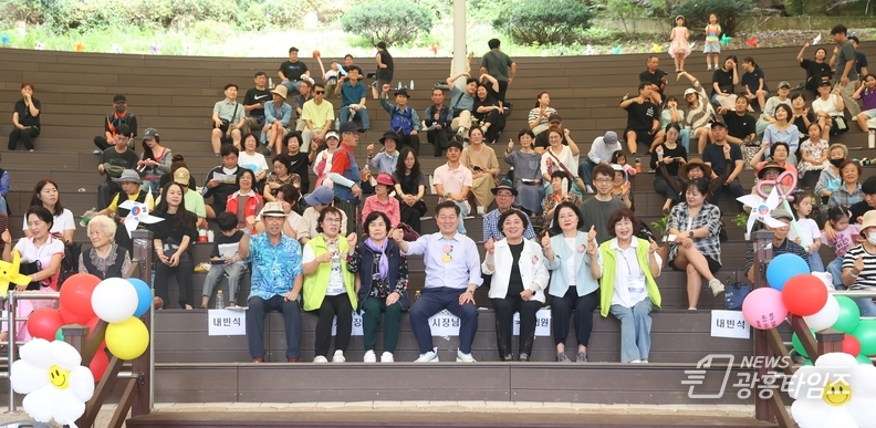 박승원 광명시장(사진 가운데)이 지난 27일 도덕산공원에서 열린 '제15회 도덕산 주민한마음축제'에 참석해 기념사진을 촬영하고 있다.
