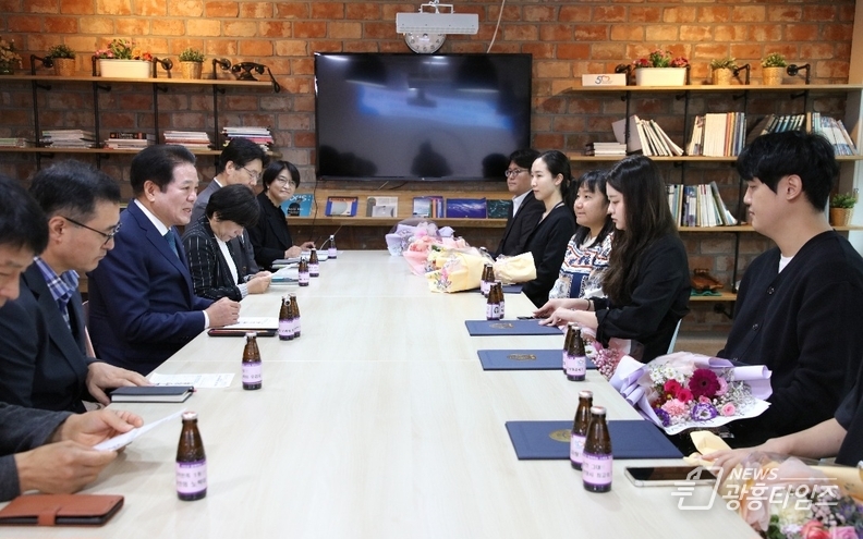 안양시, 민원 우수공무원과의 간담회 개최…우수공무원 6명 선정