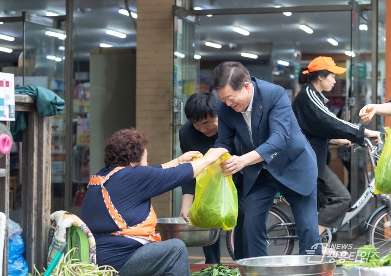 박승원 광명시장이 30일 광명새마을시장을 찾아 성수품 가격을 살피고, 광명사랑화폐로 직접 장을 보며 현장 물가를 점검하고 있다.