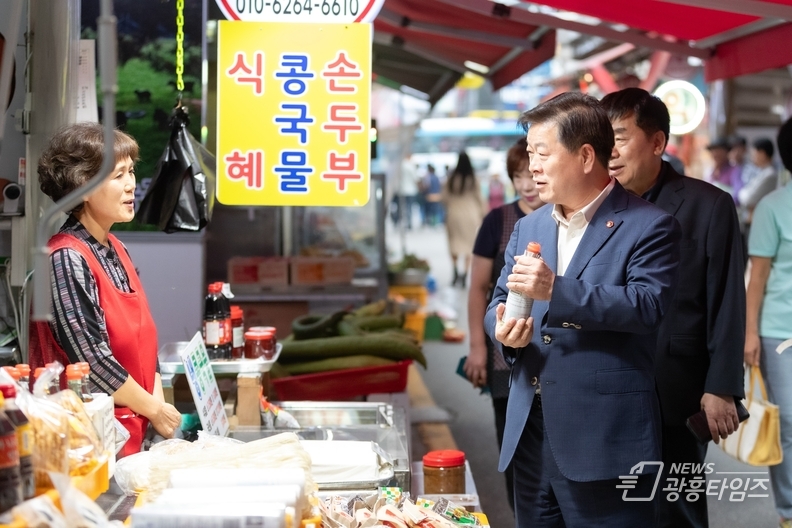 박승원 광명시장 “골목경제가 살아야 지역경제가 산다”추석 앞두고 전통시장 찾아 민생 현장 살펴