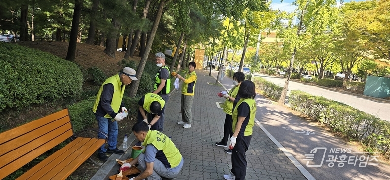 낡은 벤치에 새 옷을…안양시 범계동, 도색 봉사로 마을 새 단장