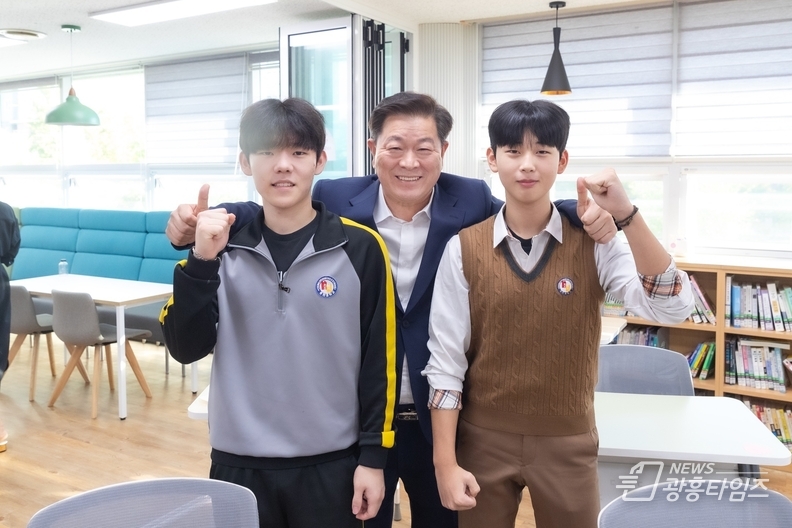 박승원 광명시장 “학생의 생각이 미래 정책의 출발점” 충현중서 미래형 친환경 교육 현장 살펴