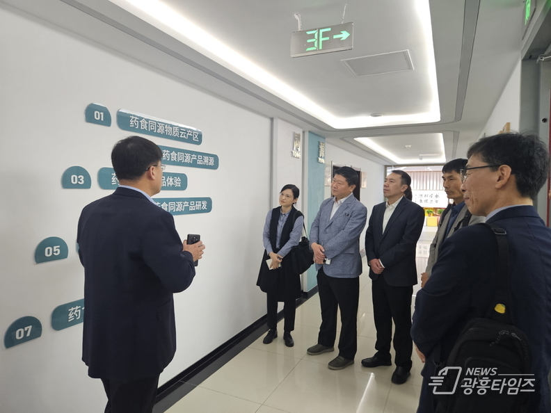10월 16일 시흥시대표단이 중국 지난시청을 시찰하고 있다
