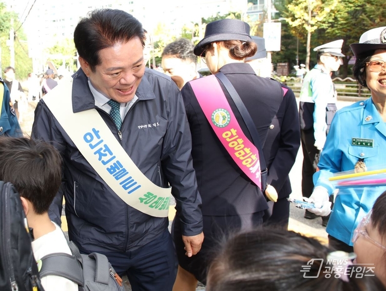 최대호 안양시장이 17일 연현초등학교 정문에서 학생들에게 교통안전에 대해 설명하고 있다