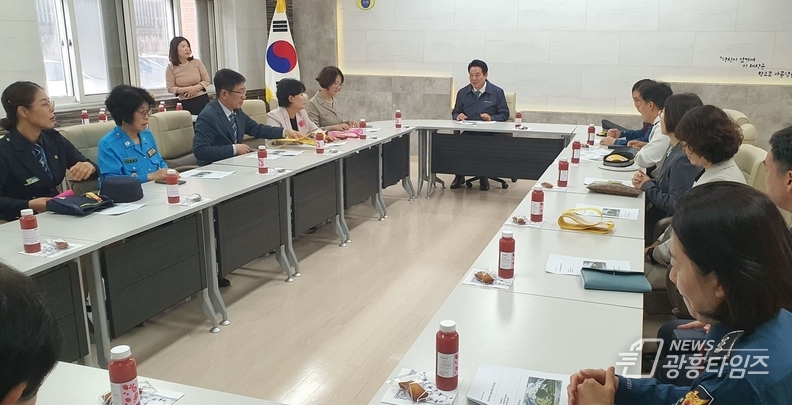 최대호 안양시장이 17일 연현초등학교에서 학부모와 학교 관계자 등으로부터 학교 운영에 대한 의견을 청취했다
